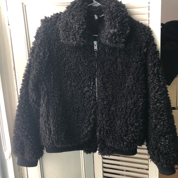 H&M faux fur jacket in black - Picture 2 of 3